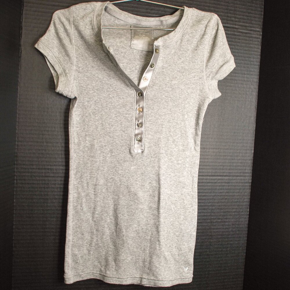 American Eagle Outfitters Gray short-sleeve shirt. size Med